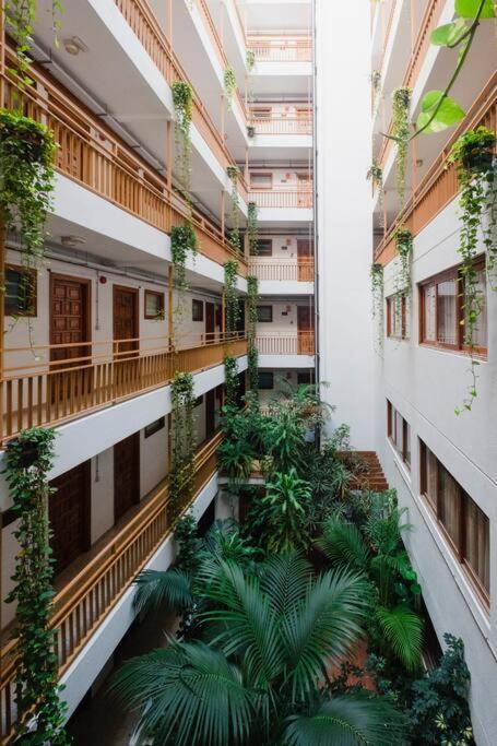 Studio With Swimming Pool And Balcony *