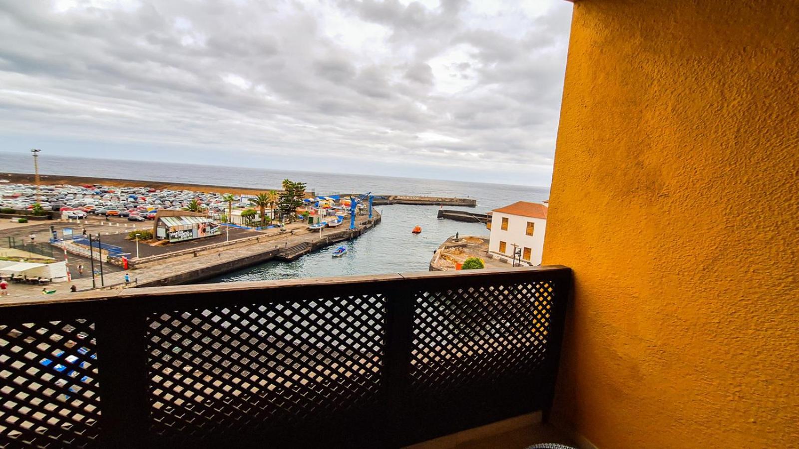 With Balcony And Sea View Apartment