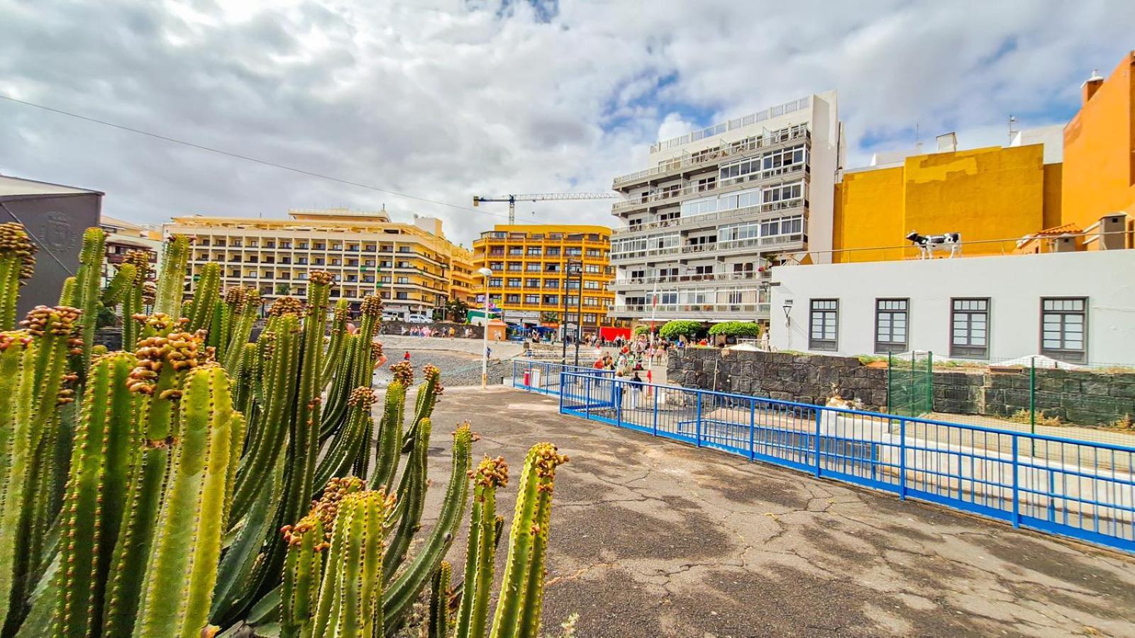 With Balcony And Sea View Apartment