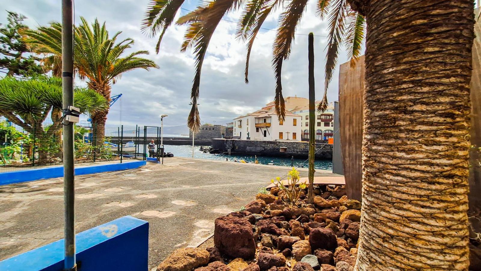 With Balcony And Sea View Apartment *