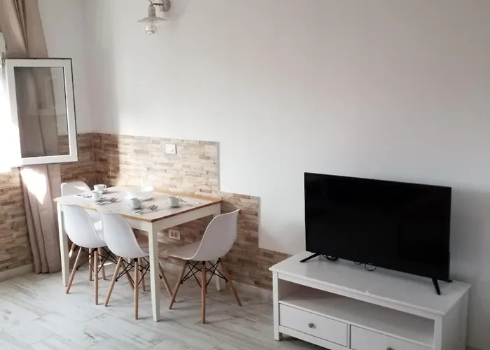 Designer 1 Bedroom Apartment White Tree 2 Minutes To The Beach In The City Center, Puerto De La Cruz, Tenerife