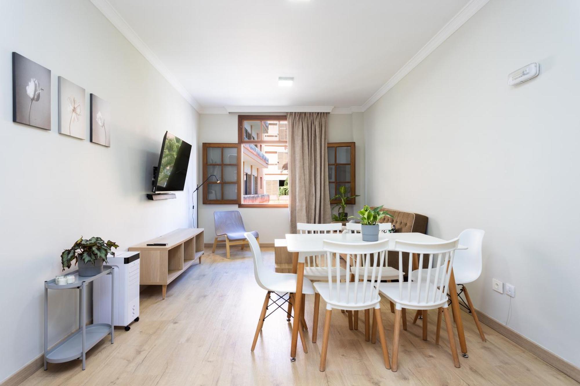 New Bright And Central With 2 Bedrooms Apartment *
