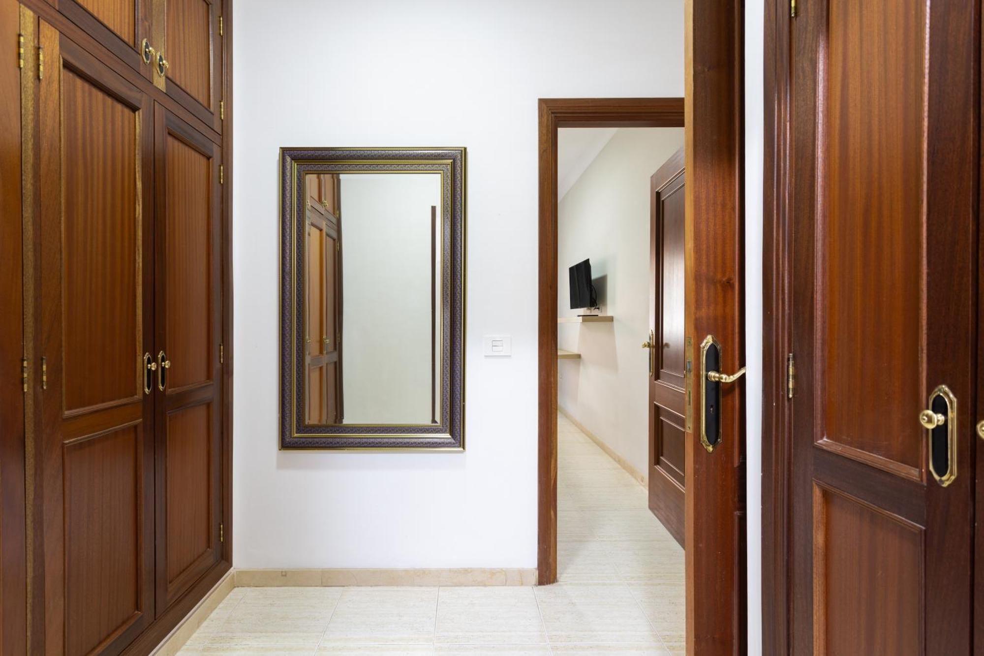 New Bright And Central With 2 Bedrooms Apartment *