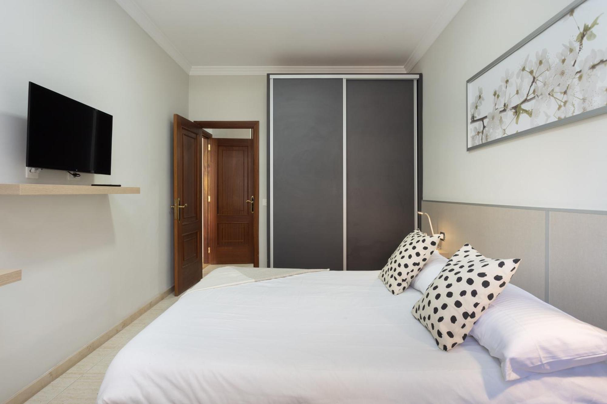 New Bright And Central With 2 Bedrooms *