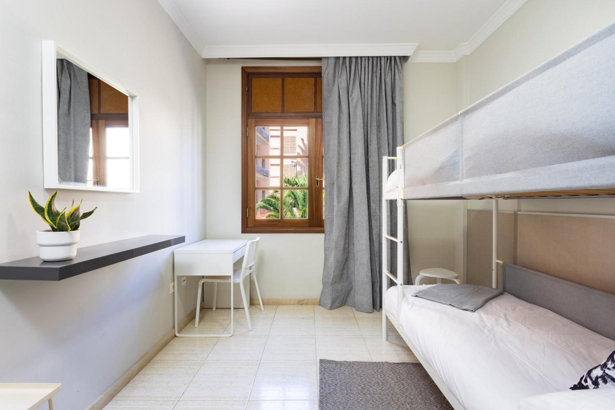 New Bright And Central With 2 Bedrooms Apartment *