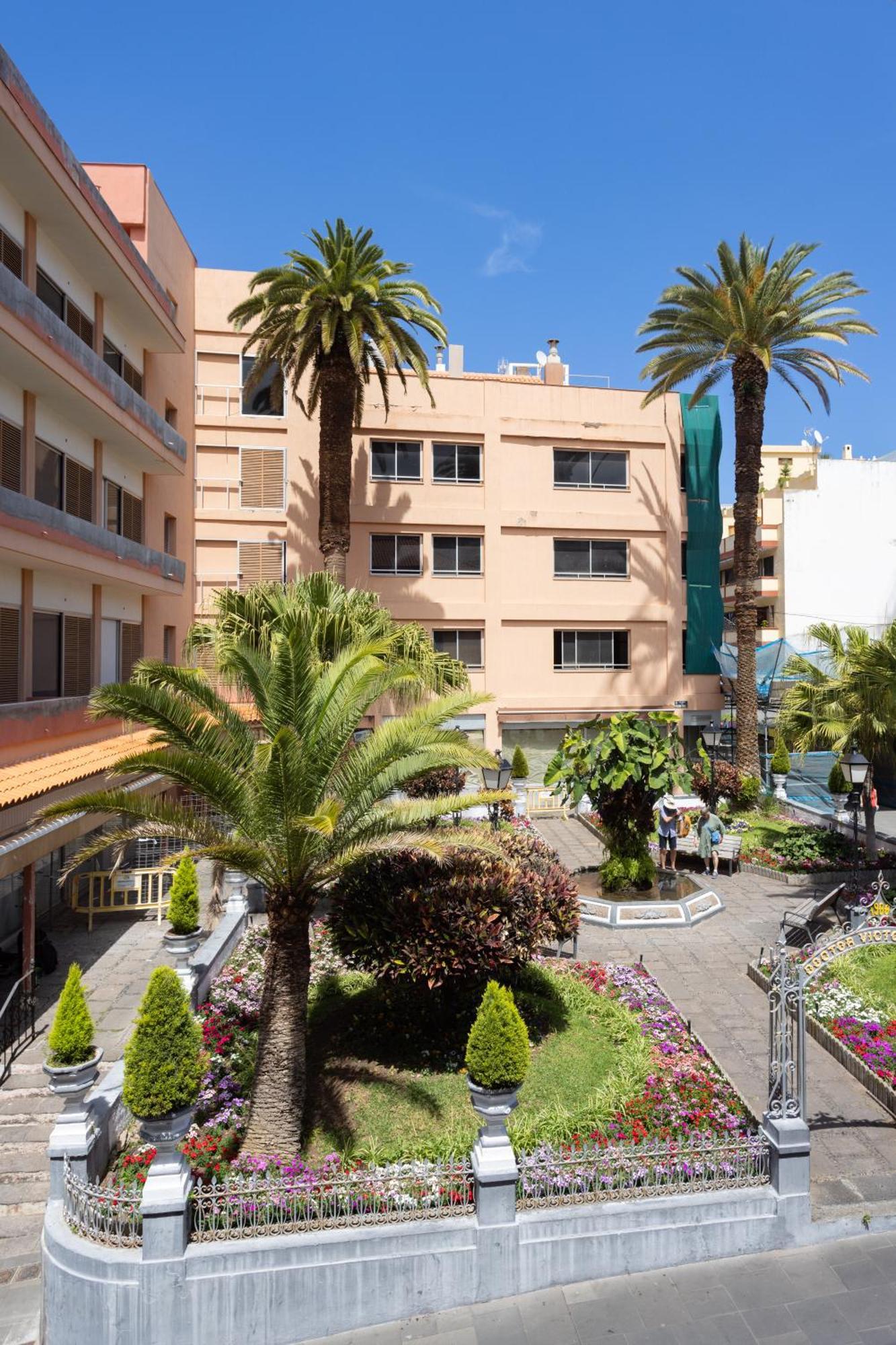 New Bright And Central With 2 Bedrooms Apartment *