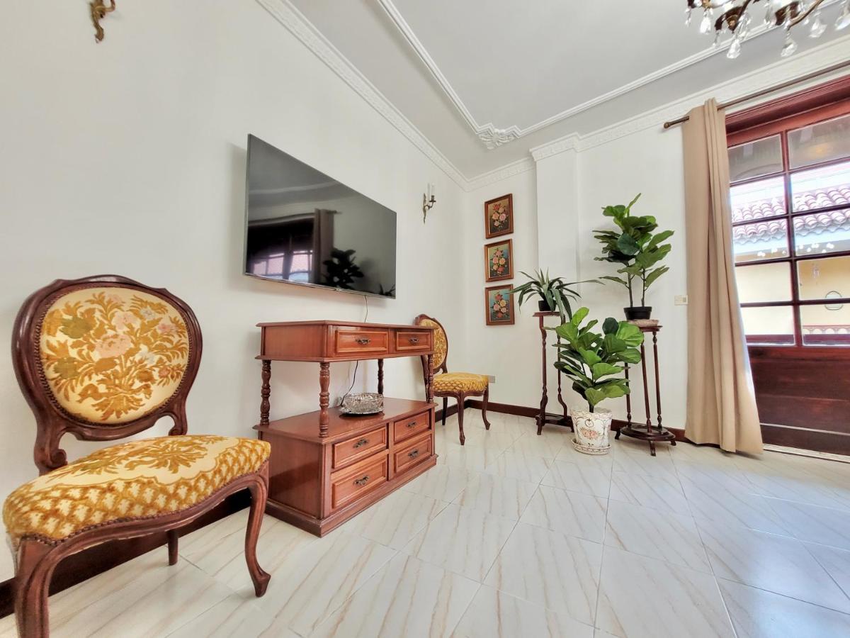 The Balcony House With Free Parking *