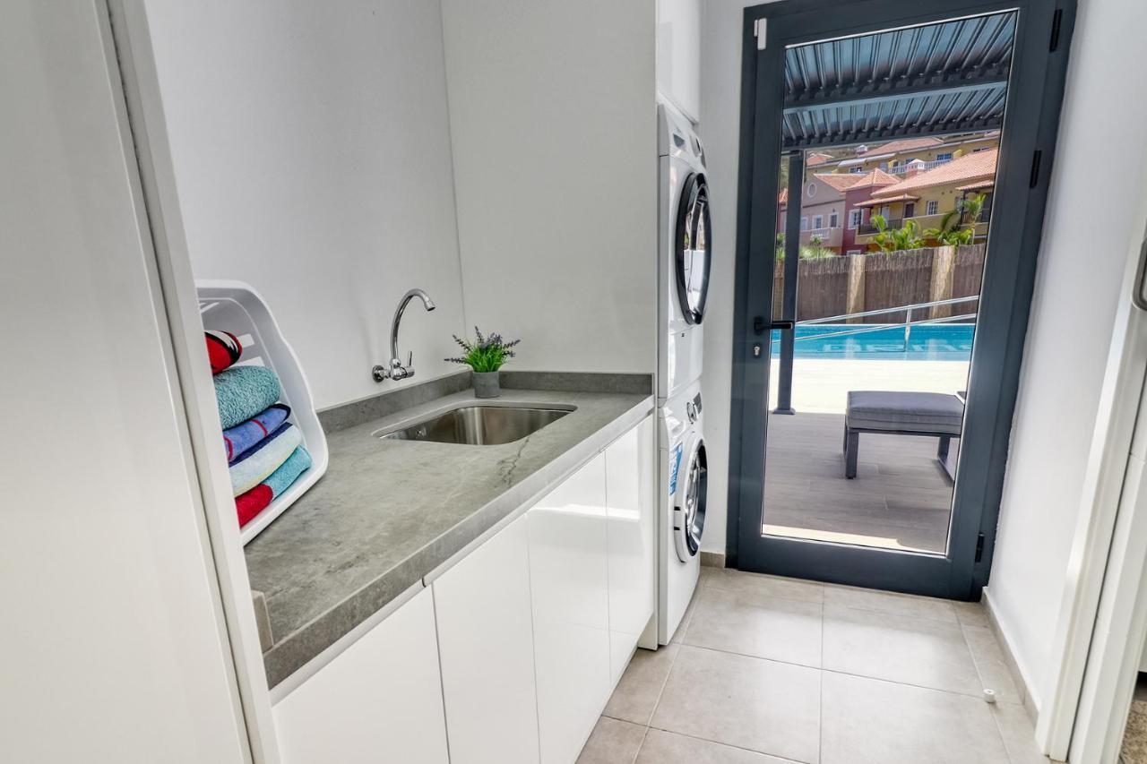 Modern With Elevator, Patio Kitchen, Loro Parque View & Heated Pool Daire