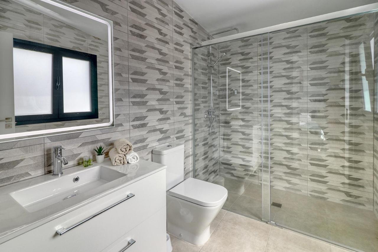 Modern With Elevator, Patio Kitchen, Loro Parque View & Heated Pool Daire