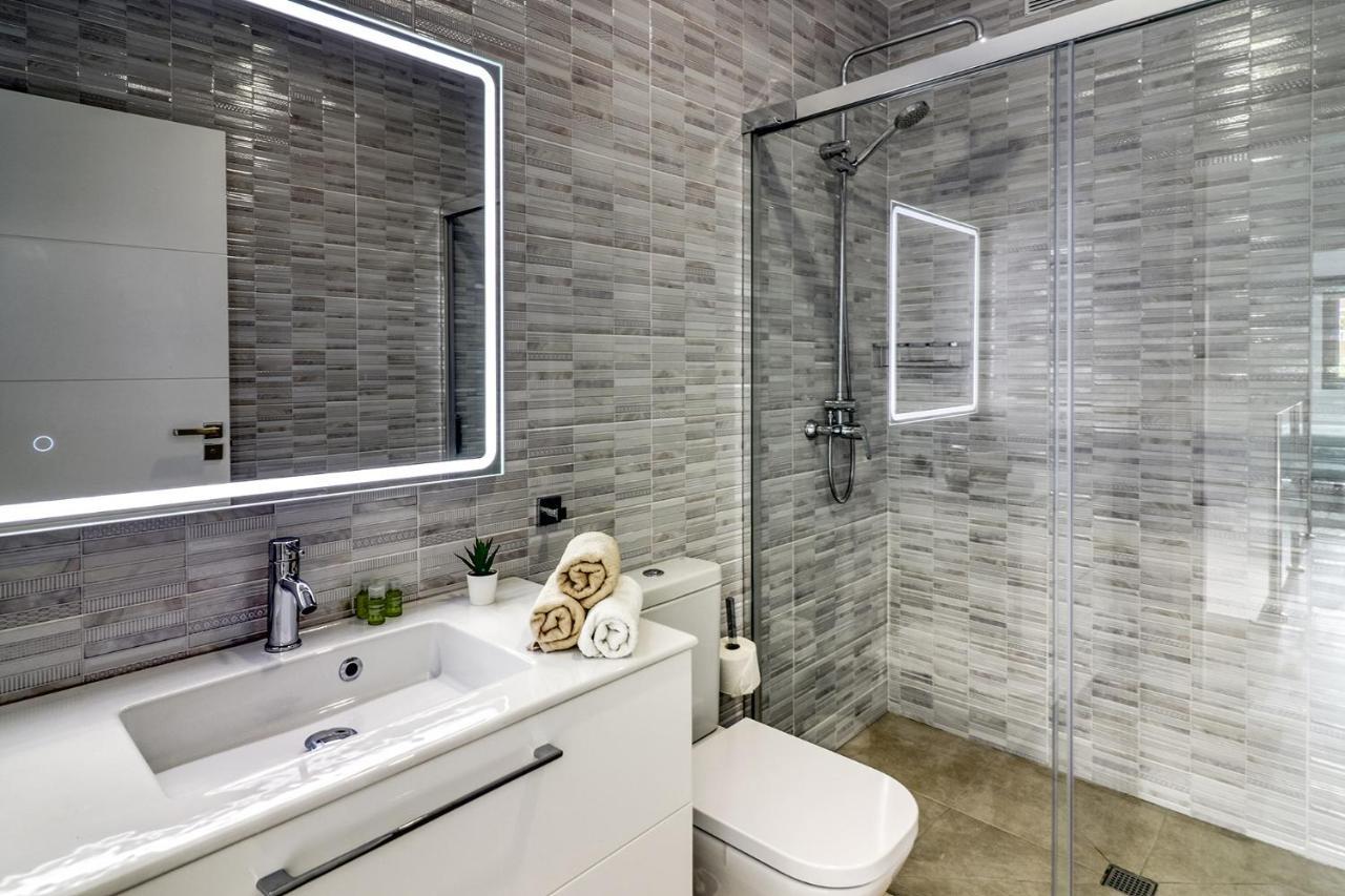Modern With Elevator, Patio Kitchen, Loro Parque View & Heated Pool Daire