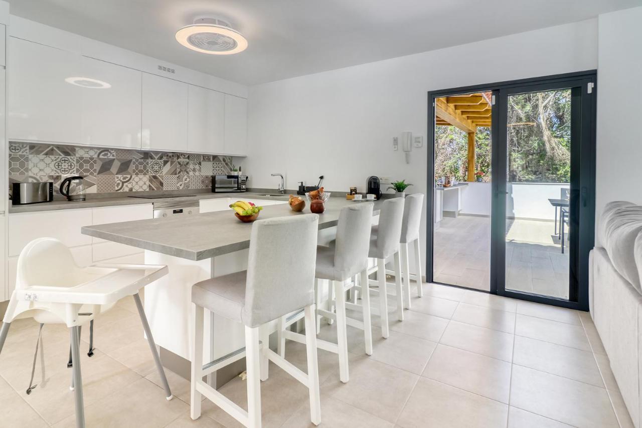 Daire Modern With Elevator, Patio Kitchen, Loro Parque View & Heated Pool *
