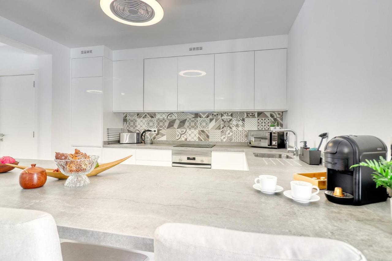 Modern With Elevator, Patio Kitchen, Loro Parque View & Heated Pool Daire *