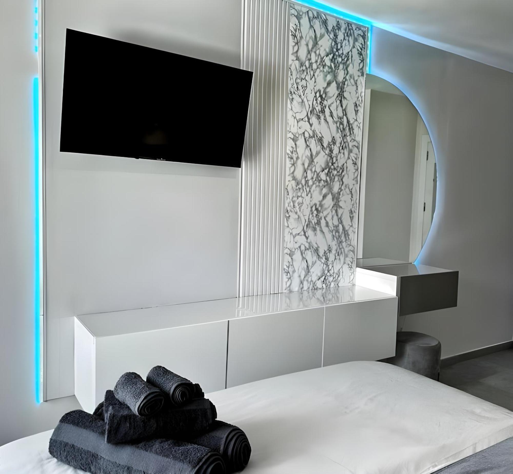 Modern Oasis - Pool, Gym & Tennis Apartment *