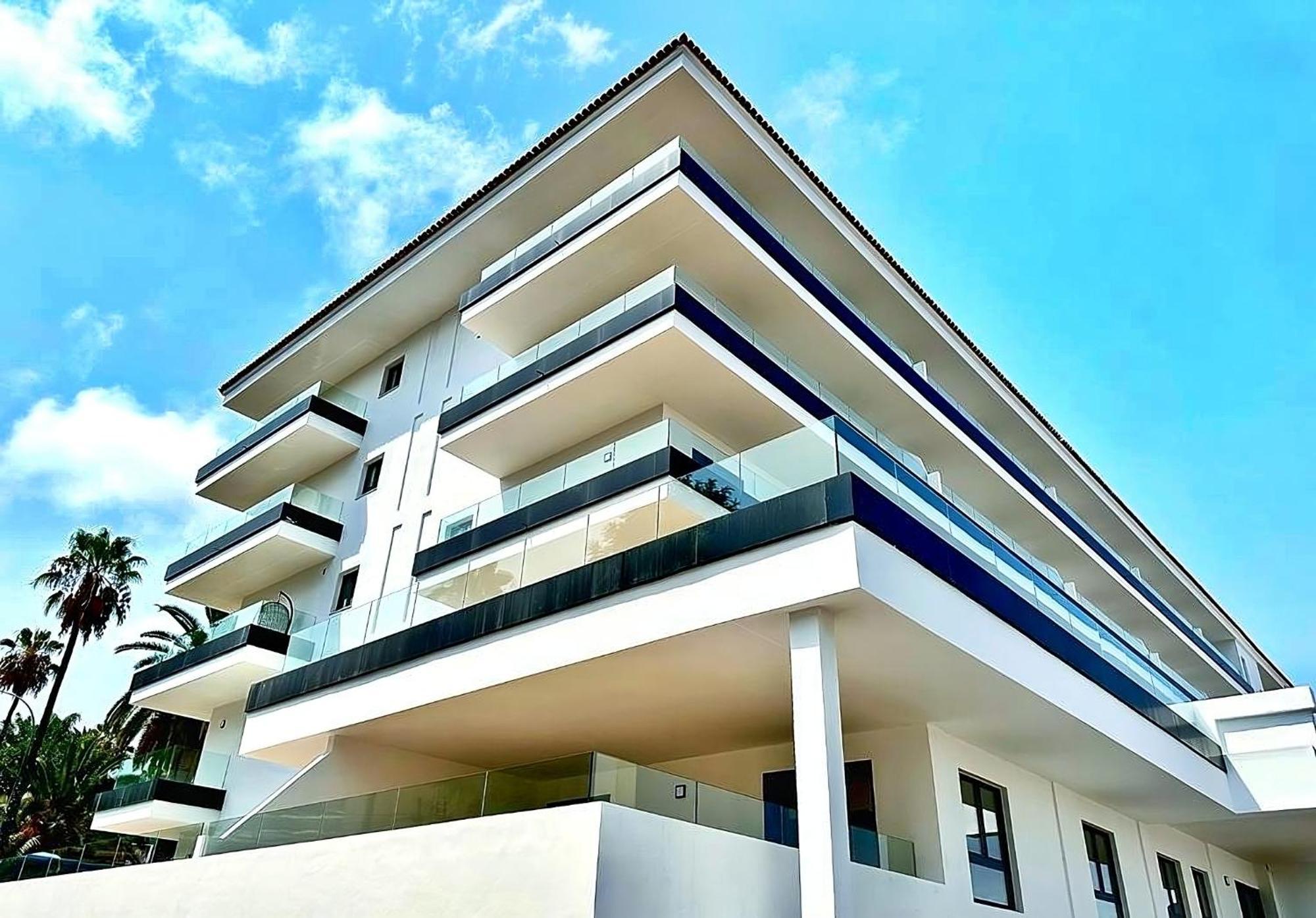 Modern Oasis - Pool, Gym & Tennis Apartment