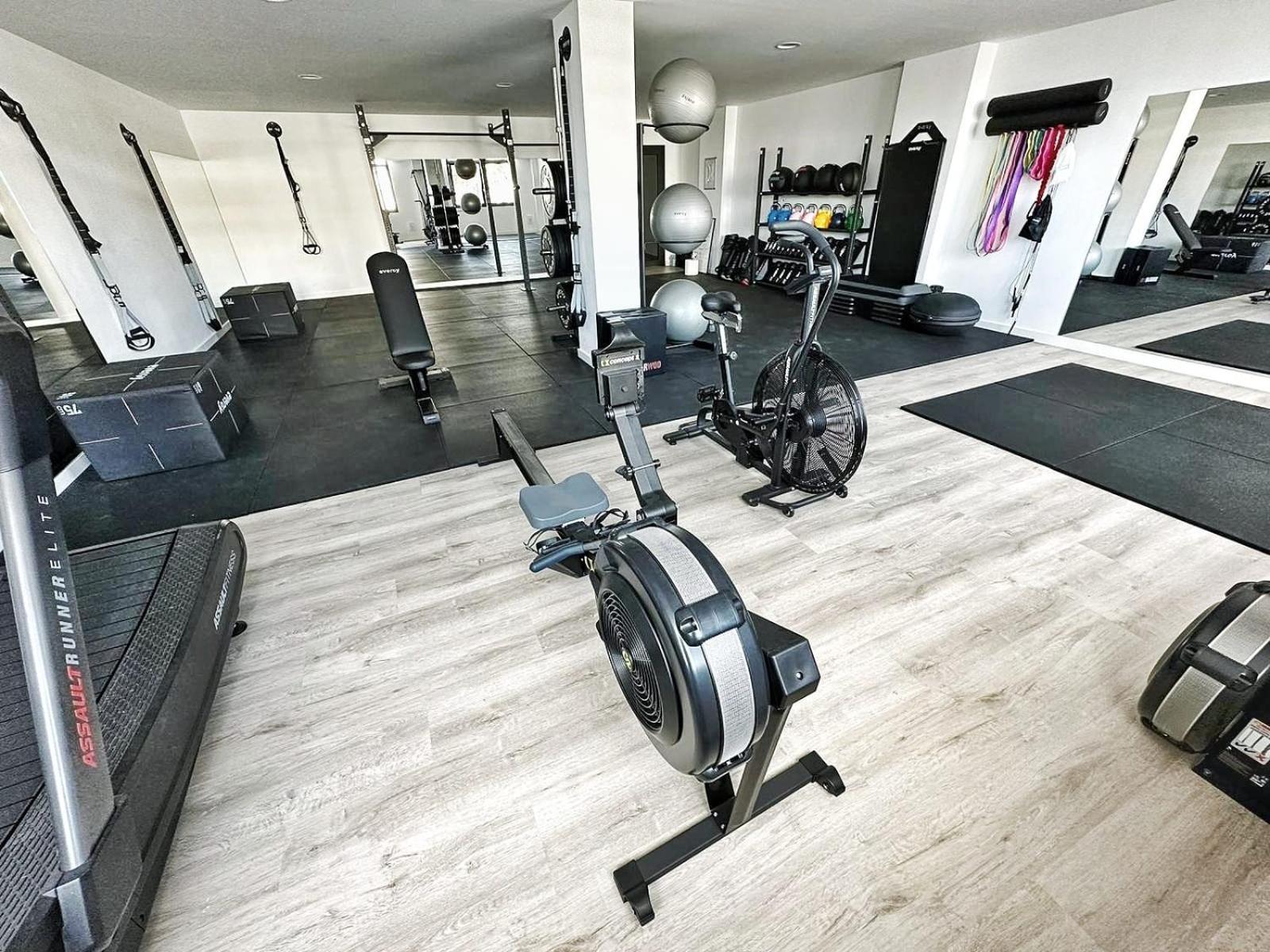Modern Oasis - Pool, Gym & Tennis Apartment