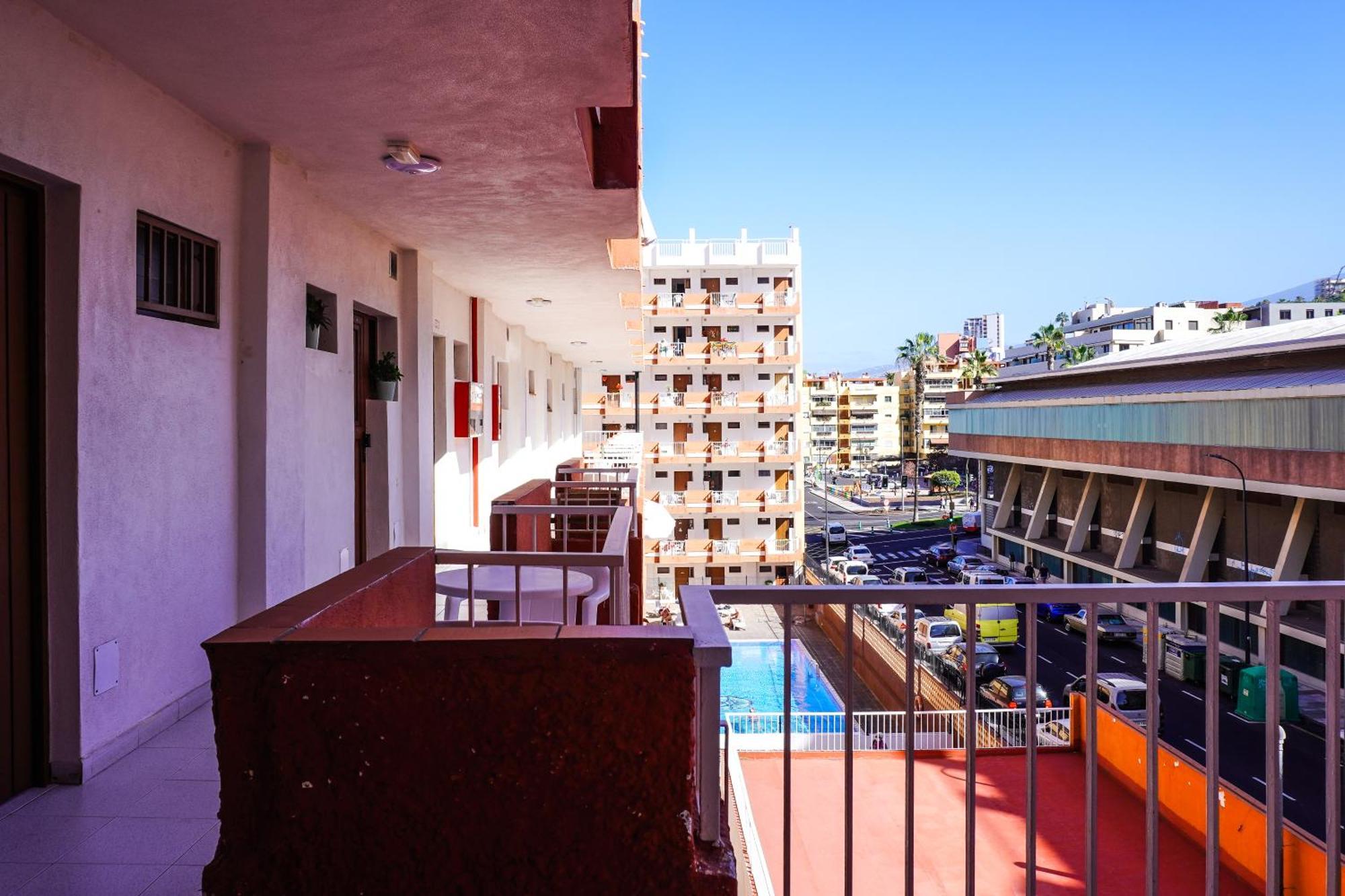 Modern Close To The With Pool Apartment