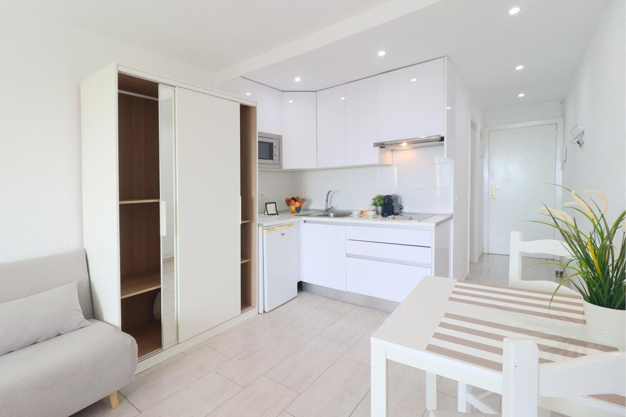 Sun-sea Apartment *