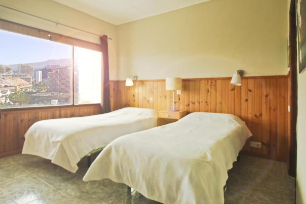 Modernes Mit Bergblick Und Grossen Pool