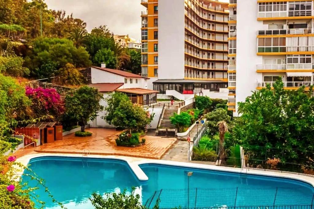 Modernes Mit Bergblick Und Grossen Pool *