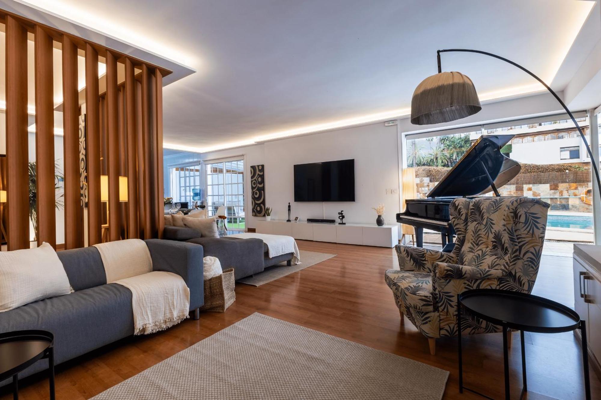Luxury With Heated Pool, Jacuzzi, Gym, And Gardens Chalet Puerto de la Cruz (Tenerife)