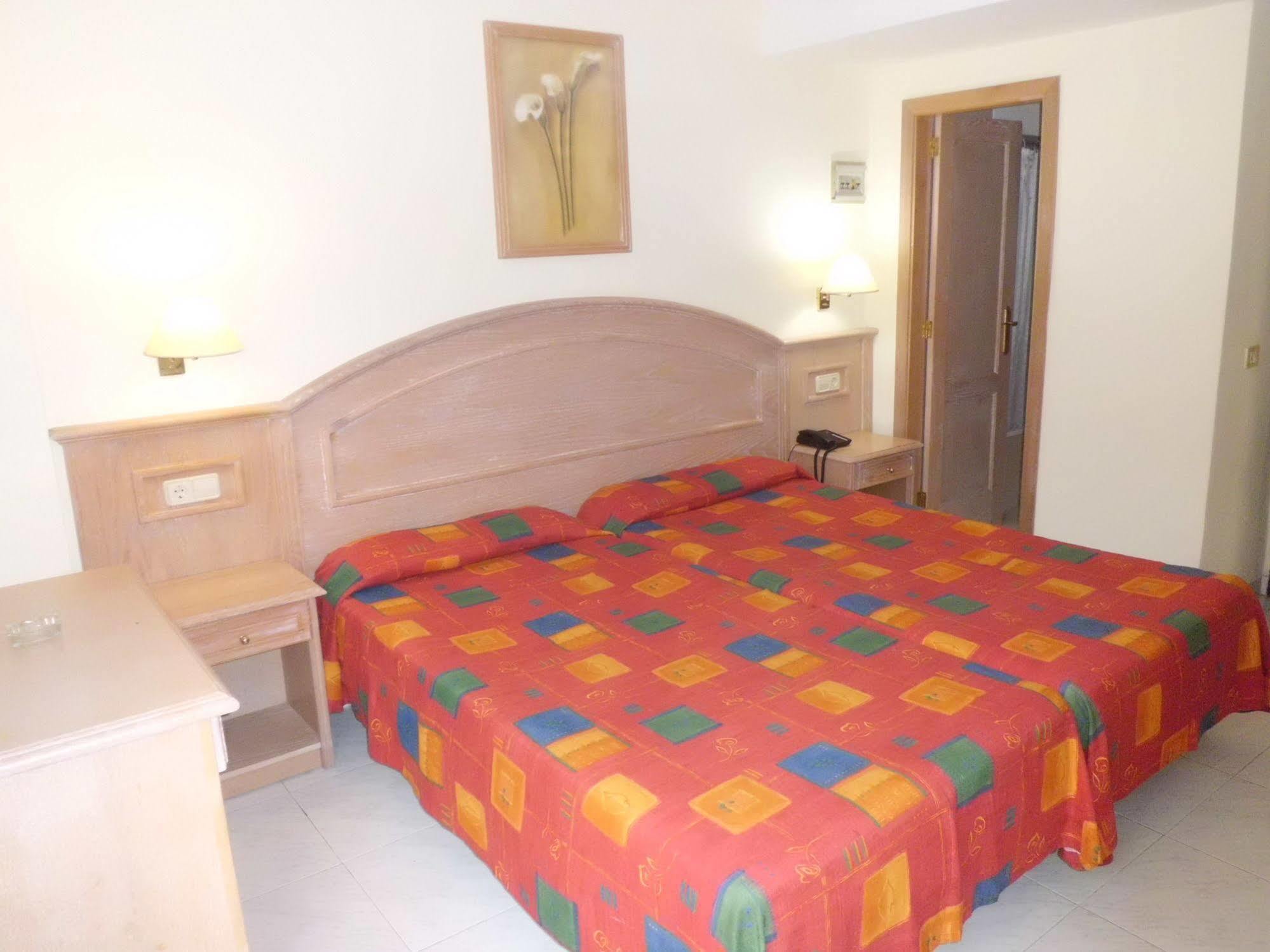 Park Plaza Hotel 2*