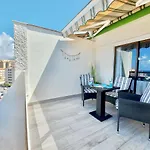 Ocean And Sky Studio Apartment