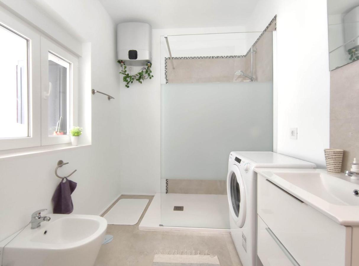 Fantastico Ruhige Top-lage, Balkon Oder Terrasse, Gratis Parkplatz & Klimaanlage, Ideal Fuer Paare Und Alleinreisende *