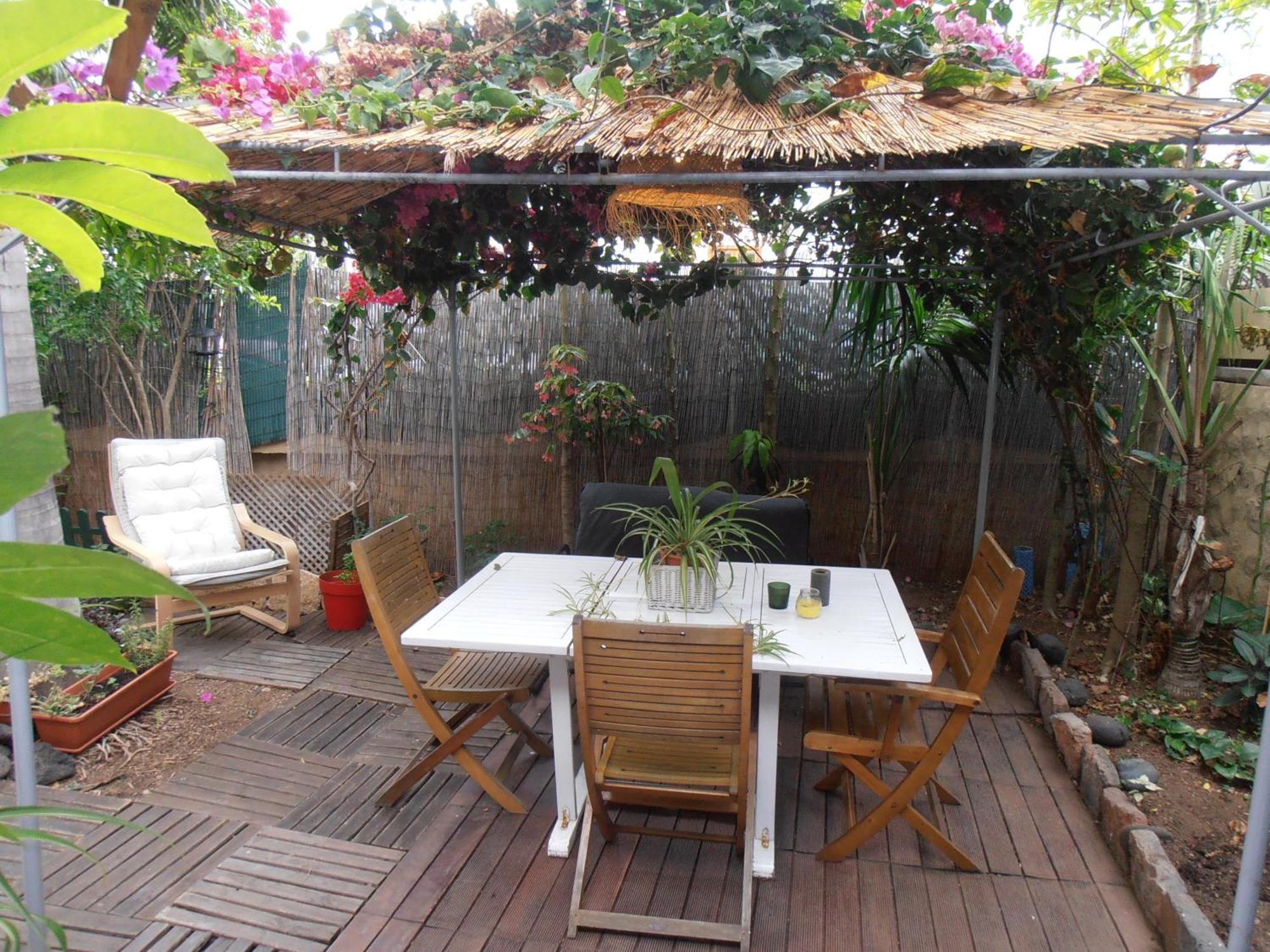 Oasis Garden Apartment *
